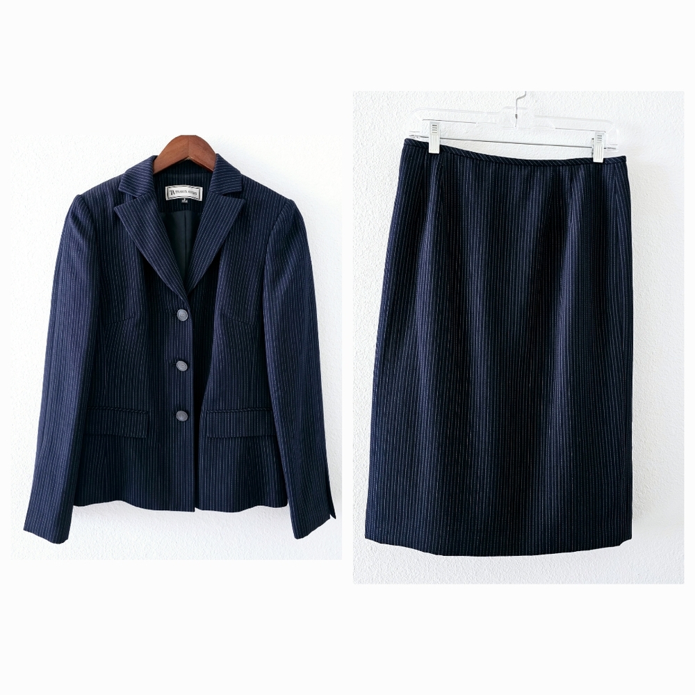 Travis Ayers suit size 8 blazer skirt navy blue pinstripe business 2 piece